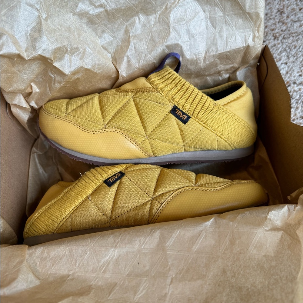 Teva Women’s Reember shoes ~New with box. Size 8. Yellow & purple!